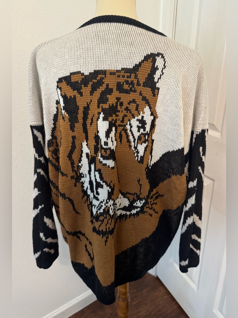 Vintage 90s Venezia Tiger Acrylic Knit Sweater Loose Oversized One Size Fit Most - Picture 4 of 11